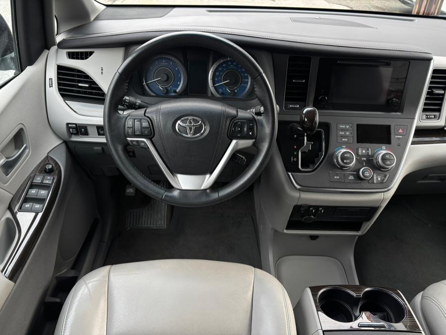 2015 Toyota Sienna 5dr 8-Pass Van XLE FWD (Natl) photo