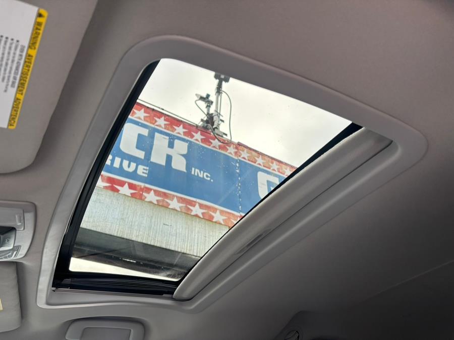 2015 Toyota Sienna 5dr 8-Pass Van XLE FWD (Natl) photo
