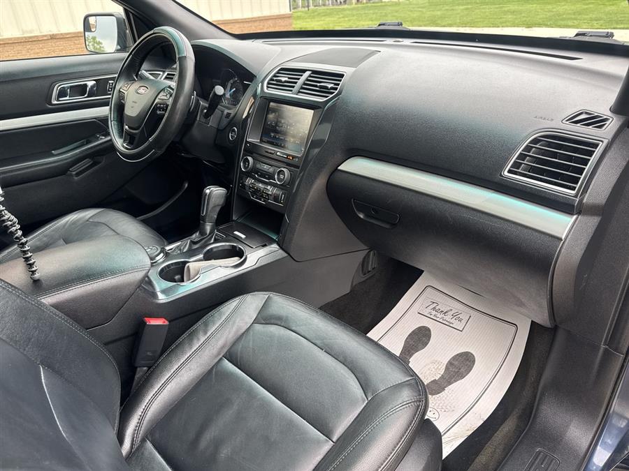 2016 Ford Explorer XLT photo