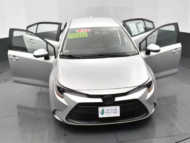 2023 Toyota Corolla LE Sedan 4D photo