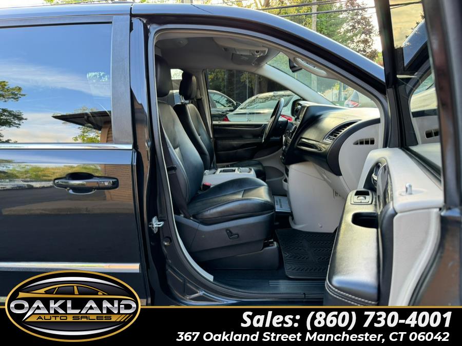 2012 Chrysler Town & Country Touring-L photo