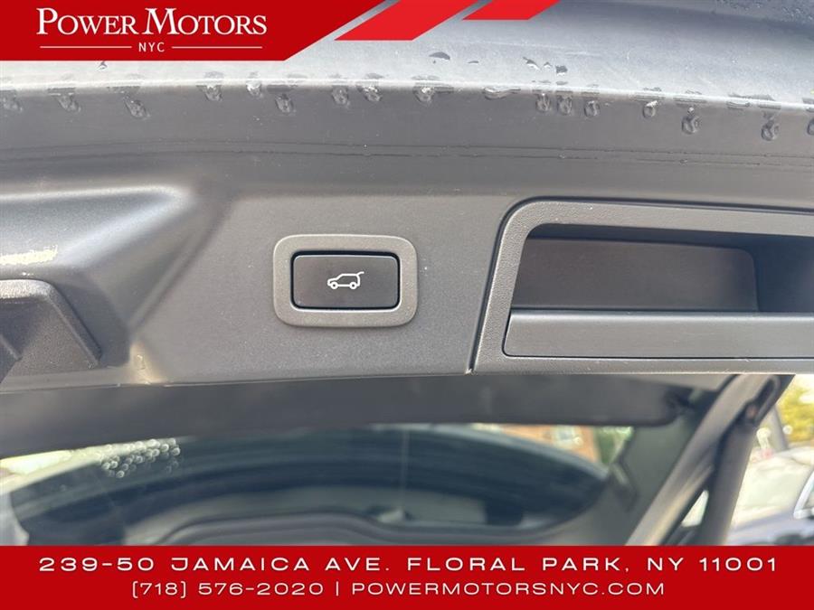 2022 Land Rover Range Rover Velar P250 R-Dynamic S photo