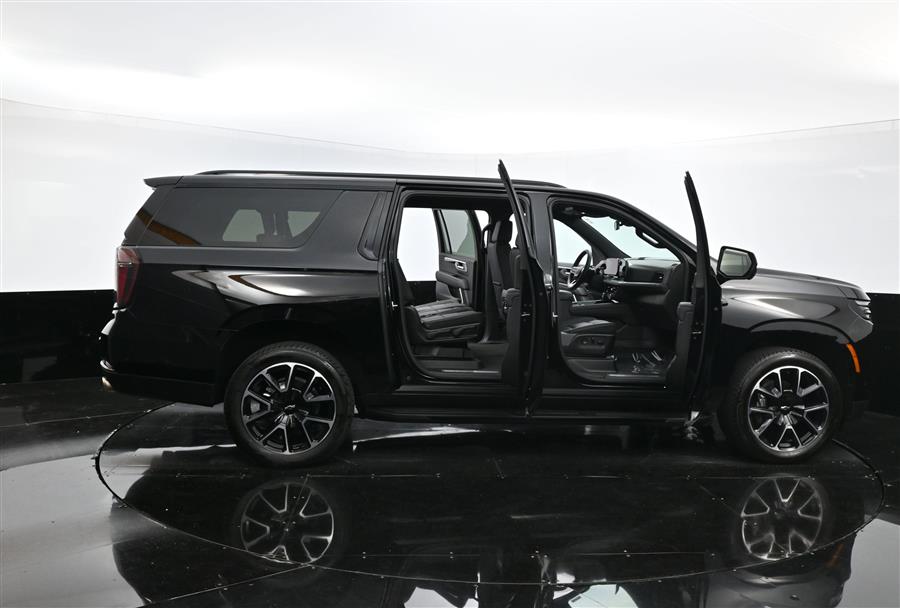 2025 Chevrolet Suburban RST photo