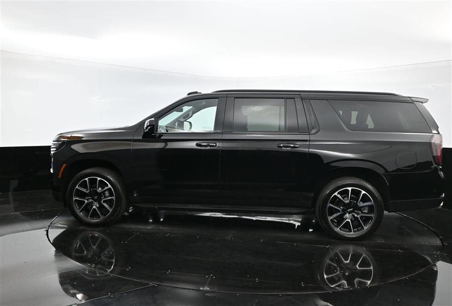 2025 Chevrolet Suburban RST photo