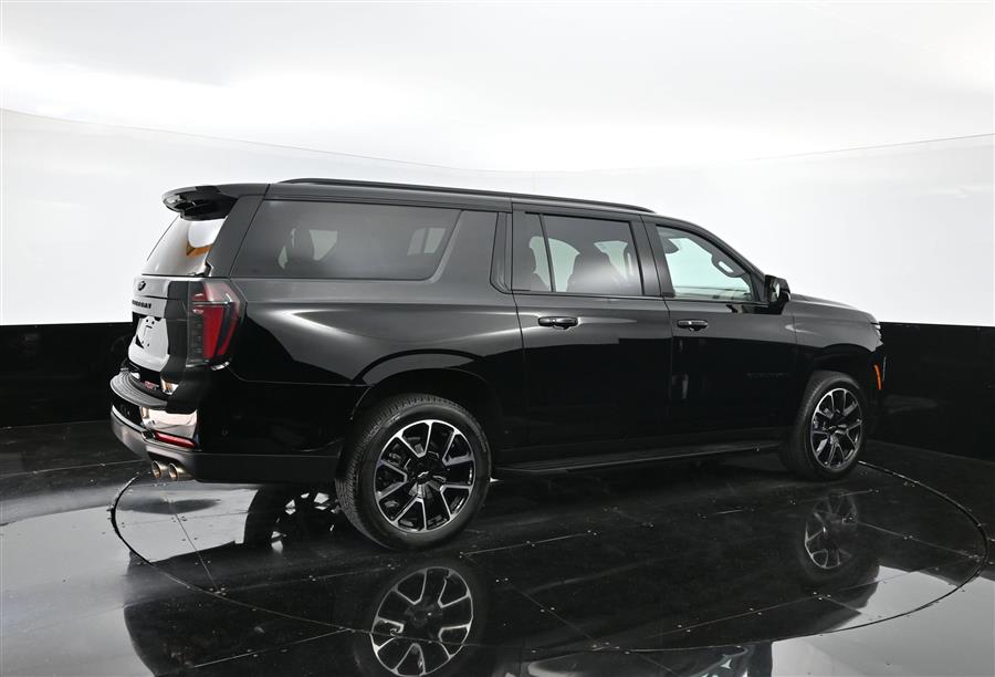 2025 Chevrolet Suburban RST photo
