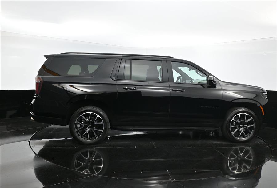 2025 Chevrolet Suburban RST photo