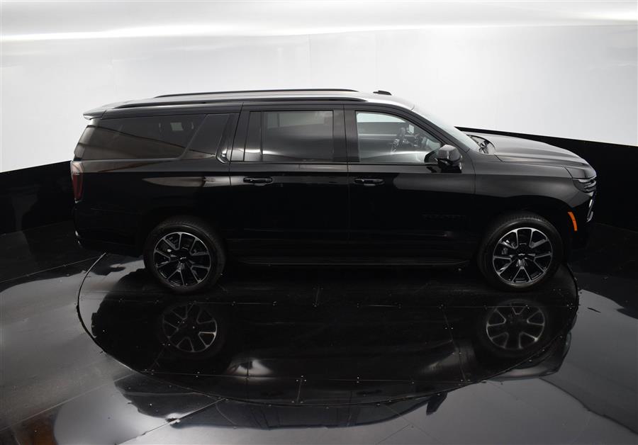 2025 Chevrolet Suburban RST photo