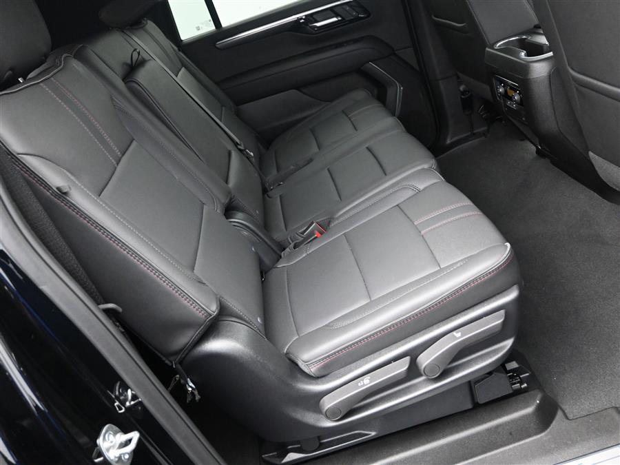 2025 Chevrolet Suburban RST photo
