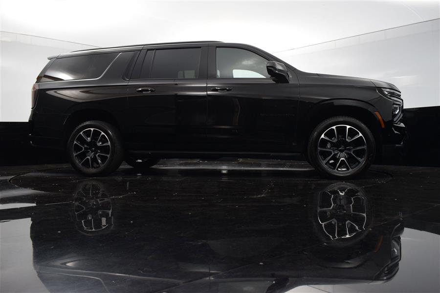 2025 Chevrolet Suburban RST photo