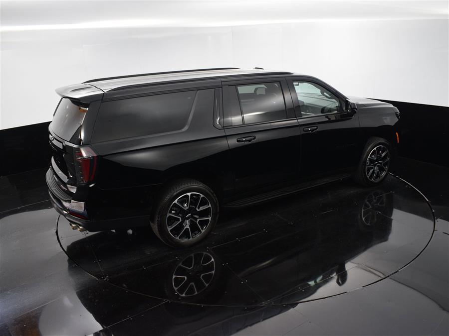 2025 Chevrolet Suburban RST photo