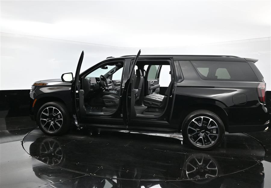 2025 Chevrolet Suburban RST photo