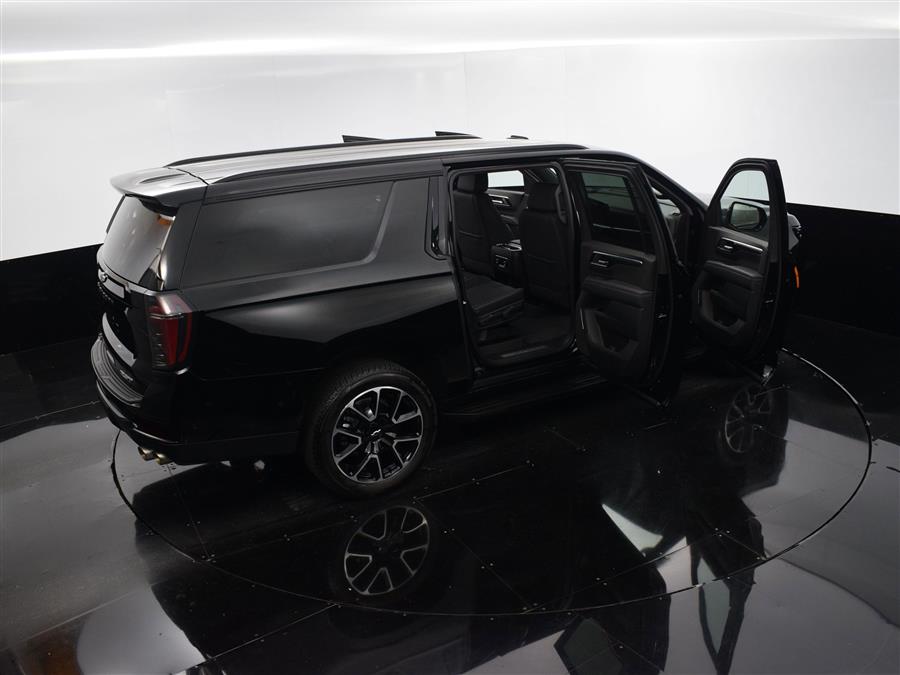 2025 Chevrolet Suburban RST photo
