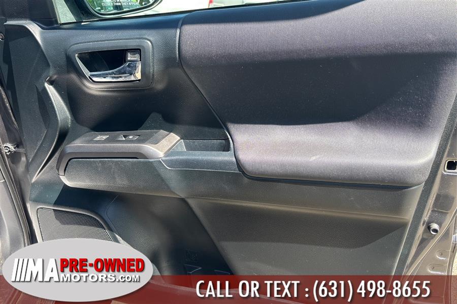 2017 Toyota Tacoma TRD Sport Double Cab 5'' Bed V photo