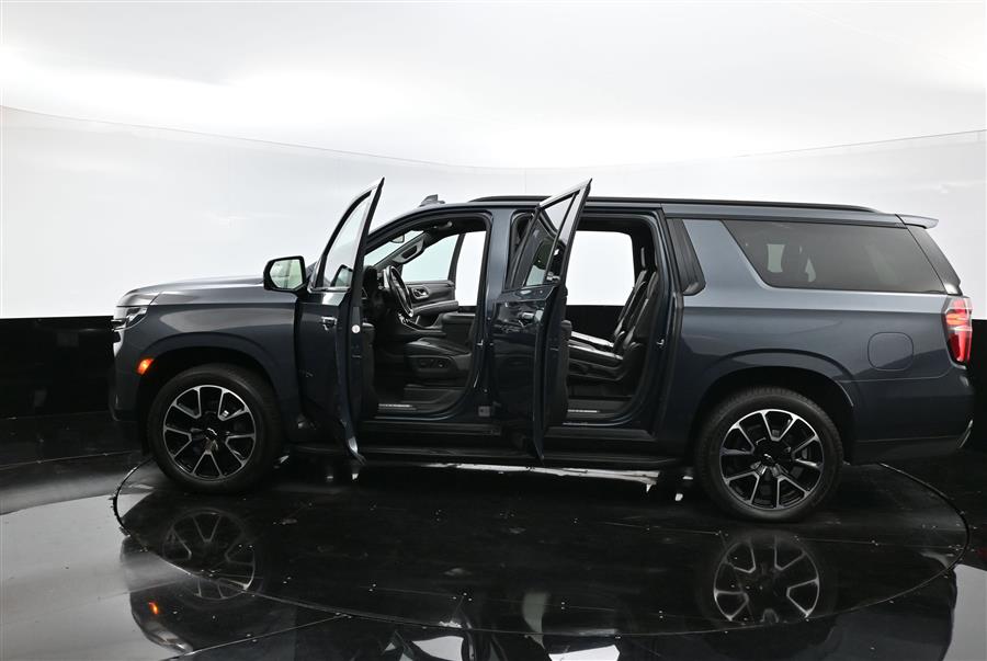 2021 Chevrolet Suburban RST photo