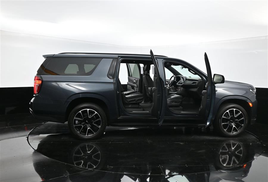 2021 Chevrolet Suburban RST photo