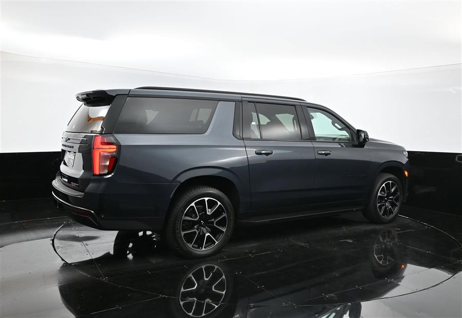 2021 Chevrolet Suburban RST photo