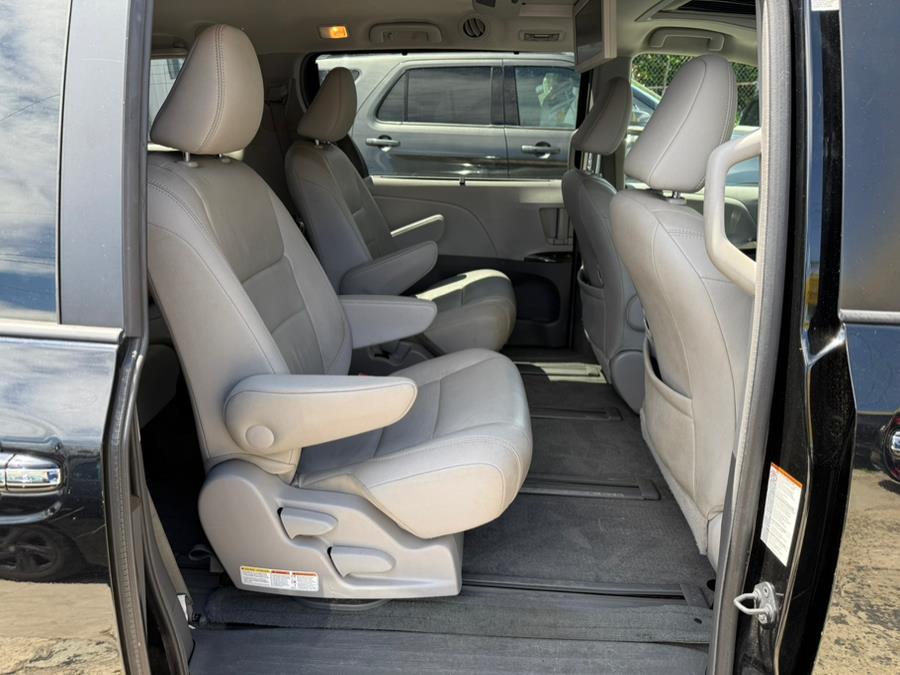 2015 Toyota Sienna 5dr 7-Pass Van XLE Premium AWD photo