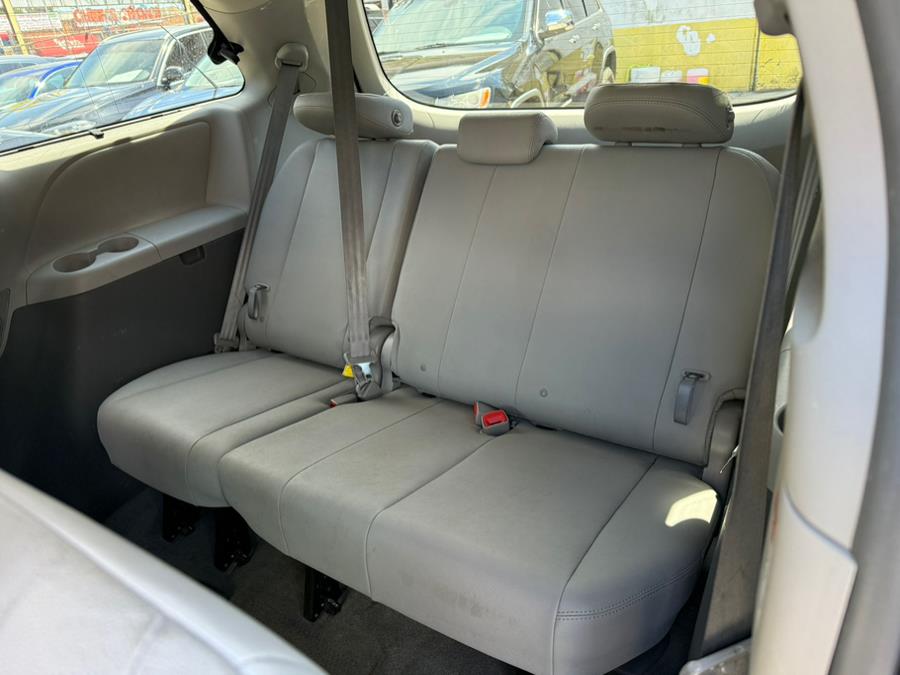 2015 Toyota Sienna 5dr 7-Pass Van XLE Premium AWD photo