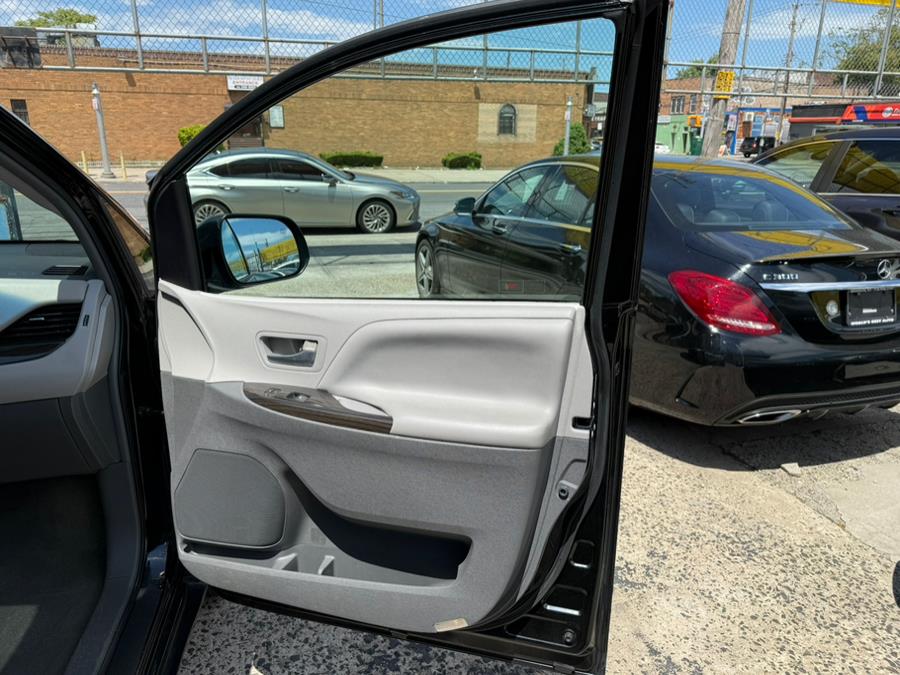 2015 Toyota Sienna 5dr 7-Pass Van XLE Premium AWD photo