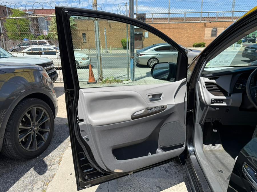 2015 Toyota Sienna 5dr 7-Pass Van XLE Premium AWD photo