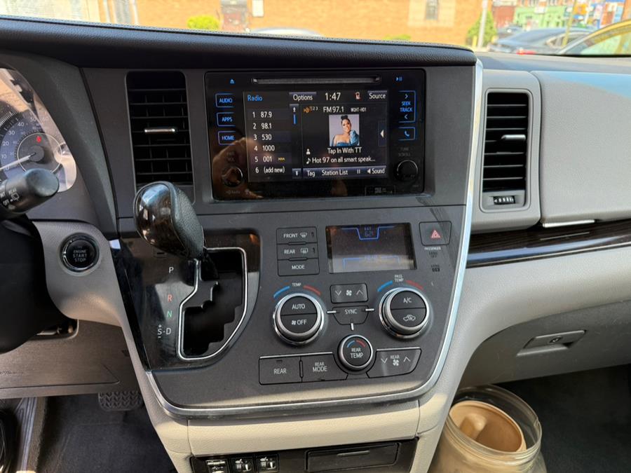 2015 Toyota Sienna 5dr 7-Pass Van XLE Premium AWD photo