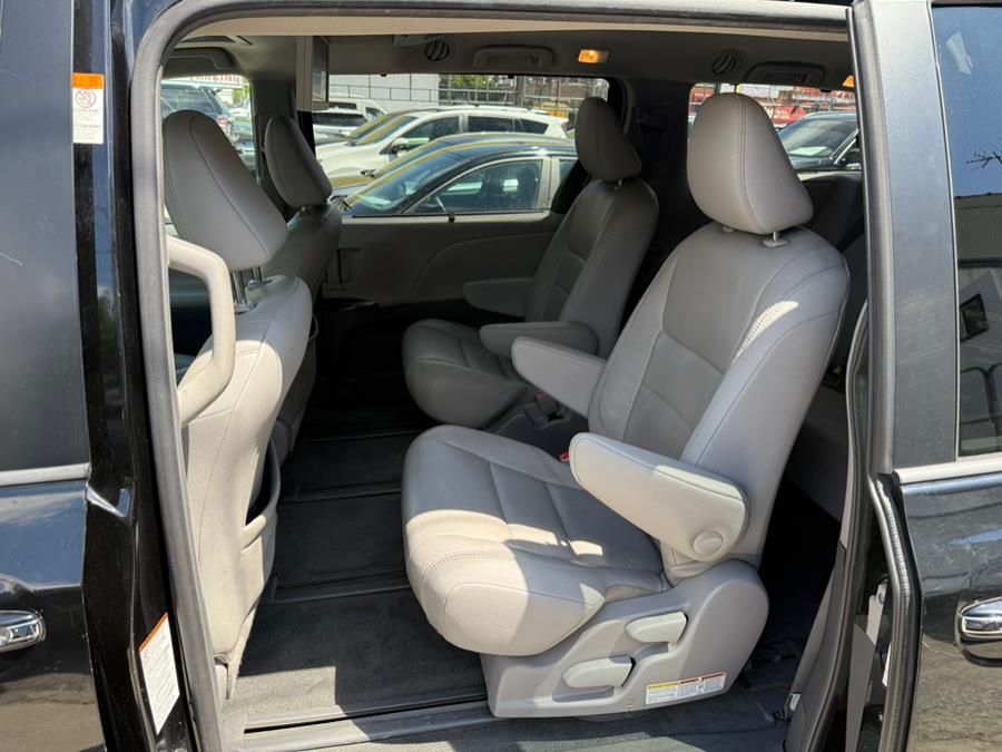2015 Toyota Sienna 5dr 7-Pass Van XLE Premium AWD photo