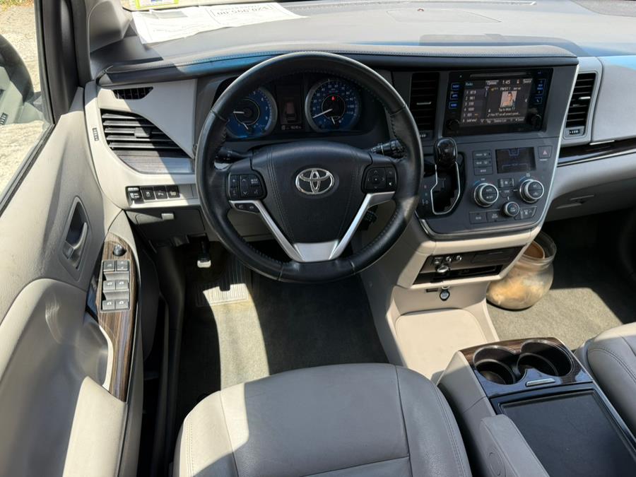 2015 Toyota Sienna 5dr 7-Pass Van XLE Premium AWD photo