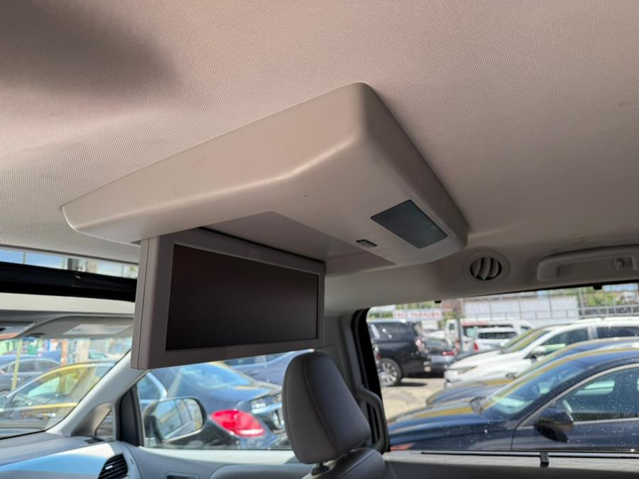 2015 Toyota Sienna 5dr 7-Pass Van XLE Premium AWD photo