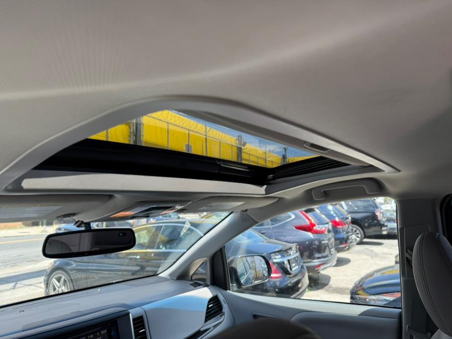 2015 Toyota Sienna 5dr 7-Pass Van XLE Premium AWD photo