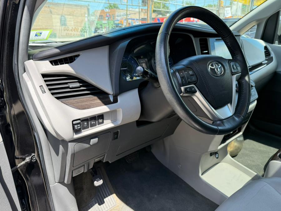 2015 Toyota Sienna 5dr 7-Pass Van XLE Premium AWD photo