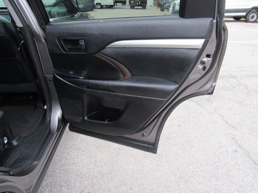 2016 Toyota Highlander LE Plus photo