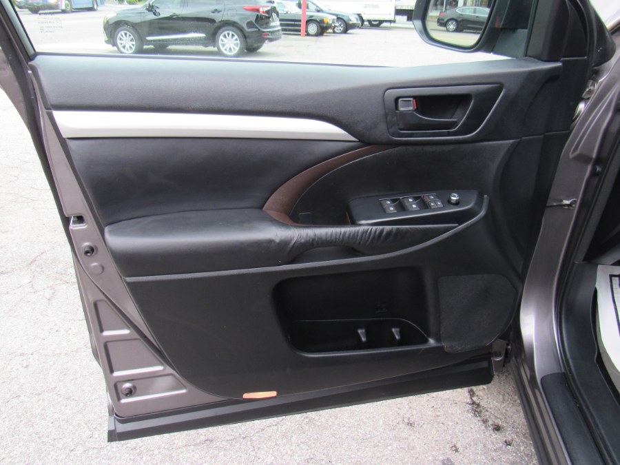 2016 Toyota Highlander LE Plus photo