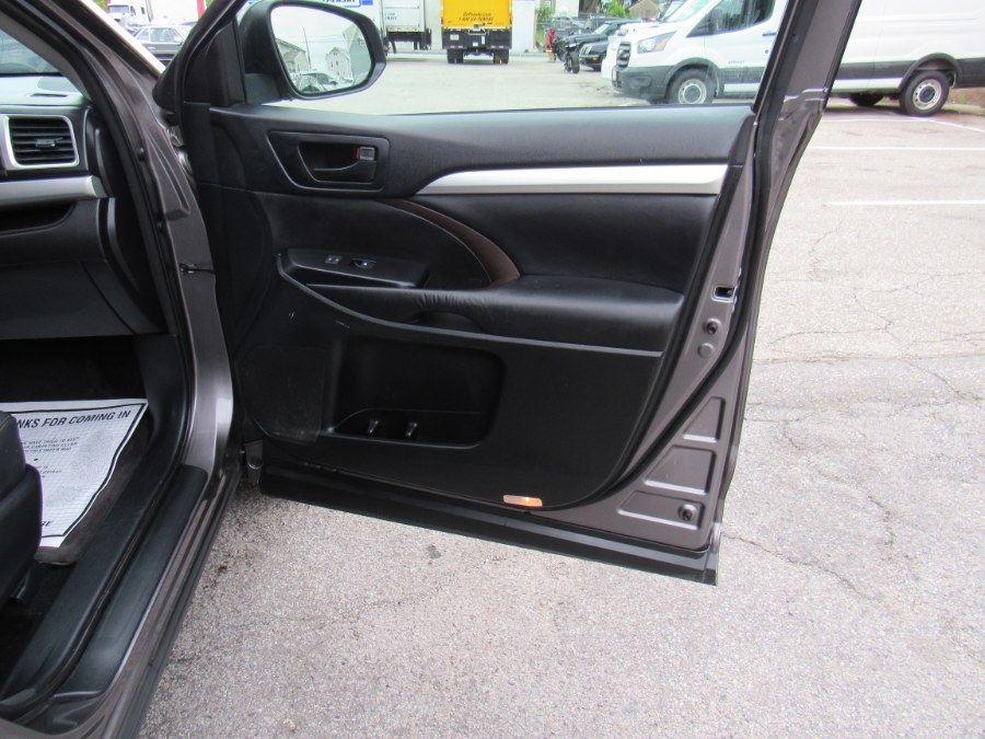 2016 Toyota Highlander LE Plus photo