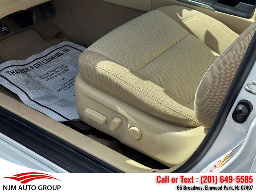 2016 Toyota Camry 4dr Sdn I4 Auto LE (Natl) photo