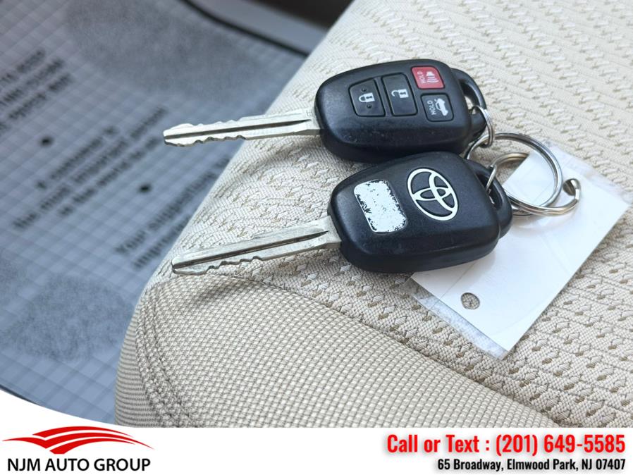 2016 Toyota Camry 4dr Sdn I4 Auto LE (Natl) photo