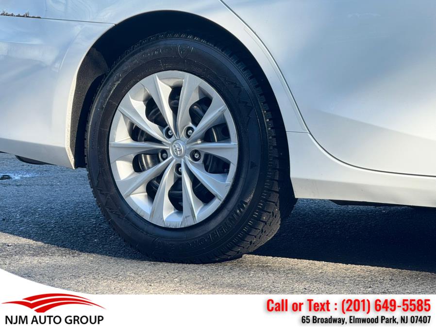 2016 Toyota Camry 4dr Sdn I4 Auto LE (Natl) photo