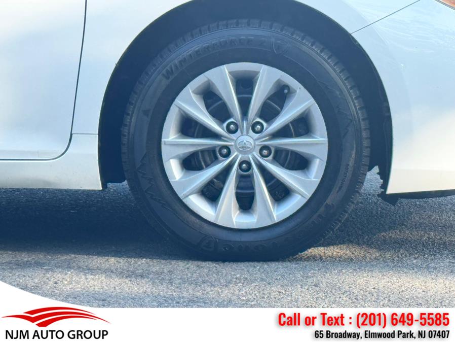 2016 Toyota Camry 4dr Sdn I4 Auto LE (Natl) photo