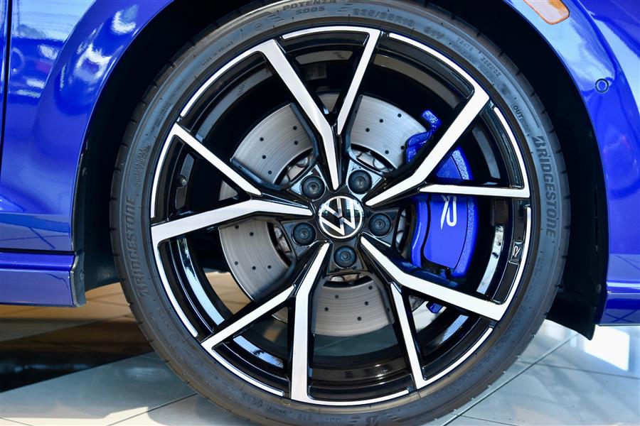 2023 Volkswagen Golf R 4Motion photo