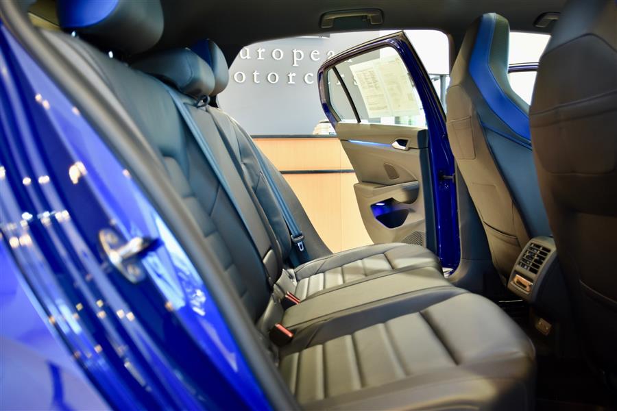 2023 Volkswagen Golf R 4Motion photo