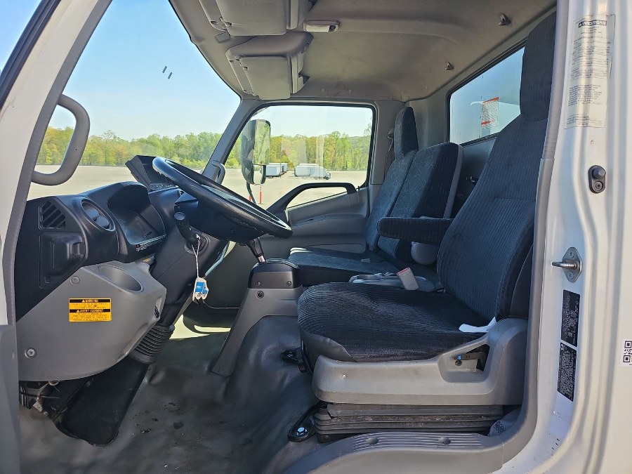 2018 Hino 195 18FT DRY BOX + LIFT GATE + 179 photo