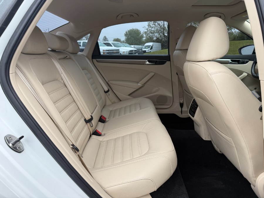 2016 Volkswagen Passat 4dr Sdn 1.8T Auto SEL PZEV photo