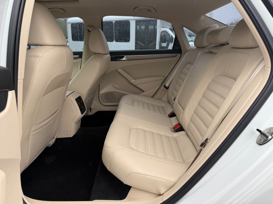 2016 Volkswagen Passat 4dr Sdn 1.8T Auto SEL PZEV photo
