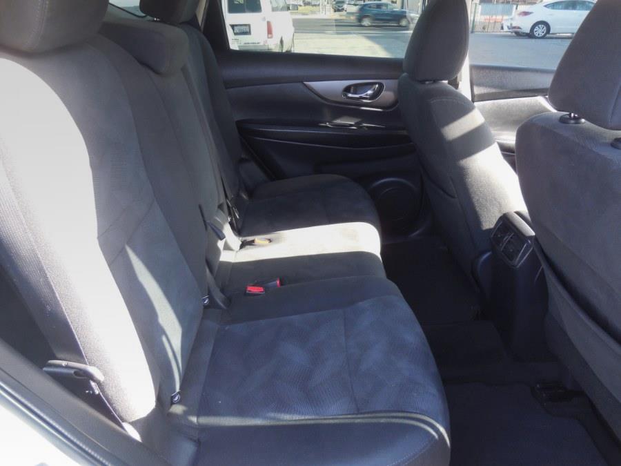 2016 Nissan Rogue FWD 4dr SV photo