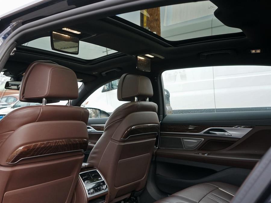 2022 BMW 7-Series 750i xDrive photo