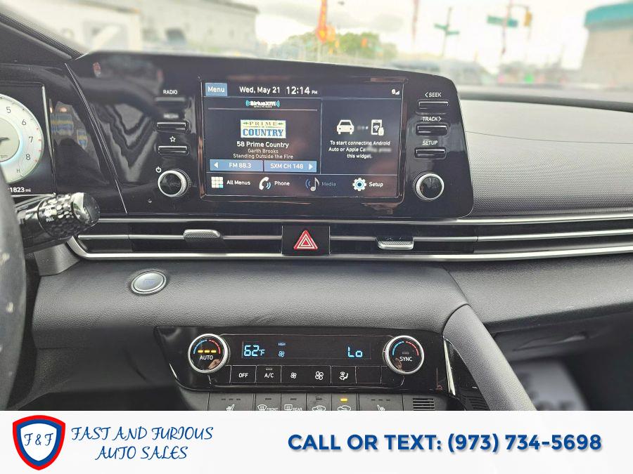2022 Hyundai Elantra SEL Sedan 4D photo
