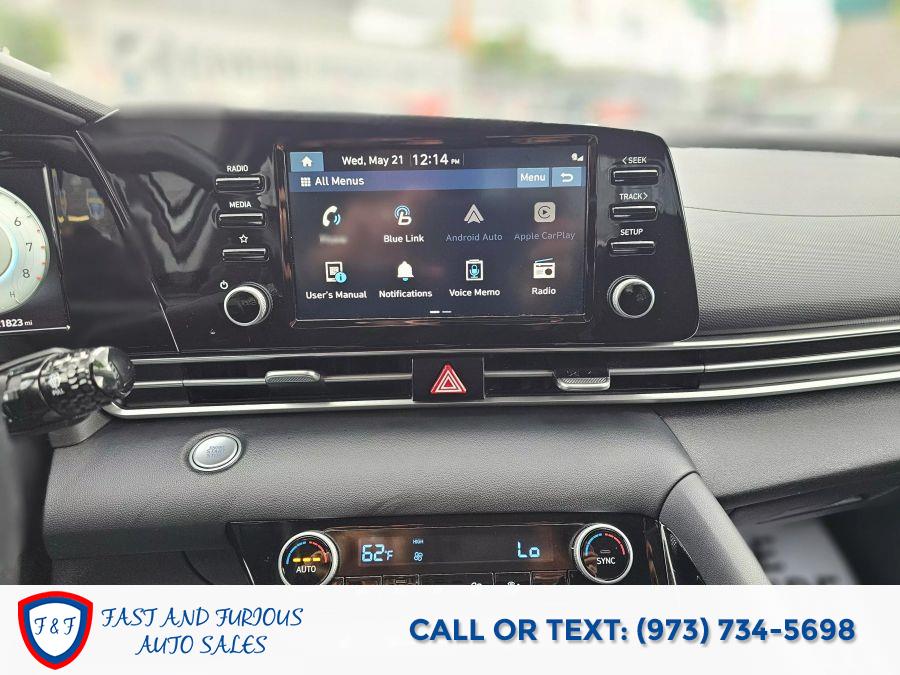 2022 Hyundai Elantra SEL Sedan 4D photo