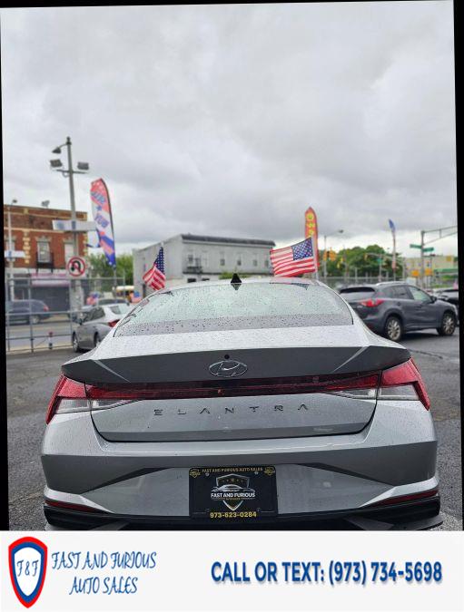 2022 Hyundai Elantra SEL Sedan 4D photo