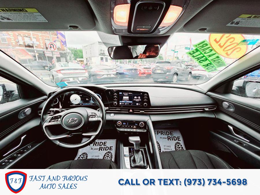 2022 Hyundai Elantra SEL Sedan 4D photo