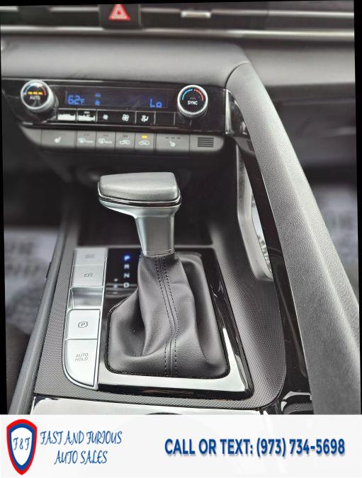 2022 Hyundai Elantra SEL Sedan 4D photo
