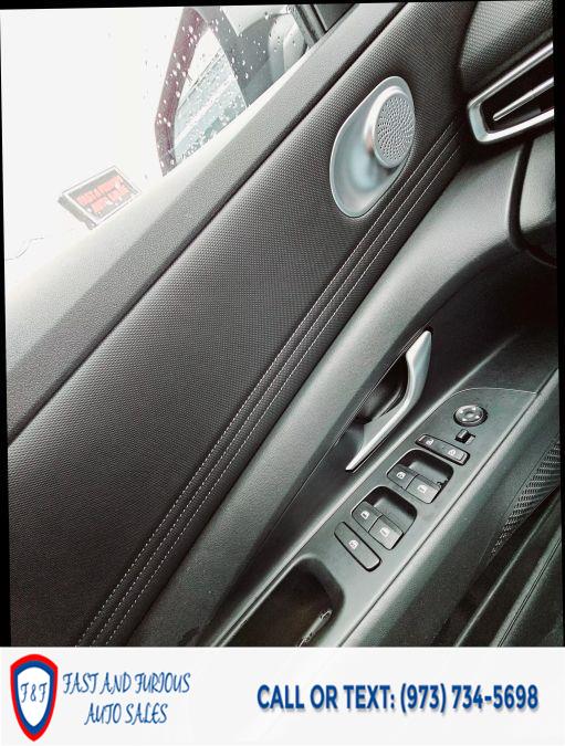 2022 Hyundai Elantra SEL Sedan 4D photo